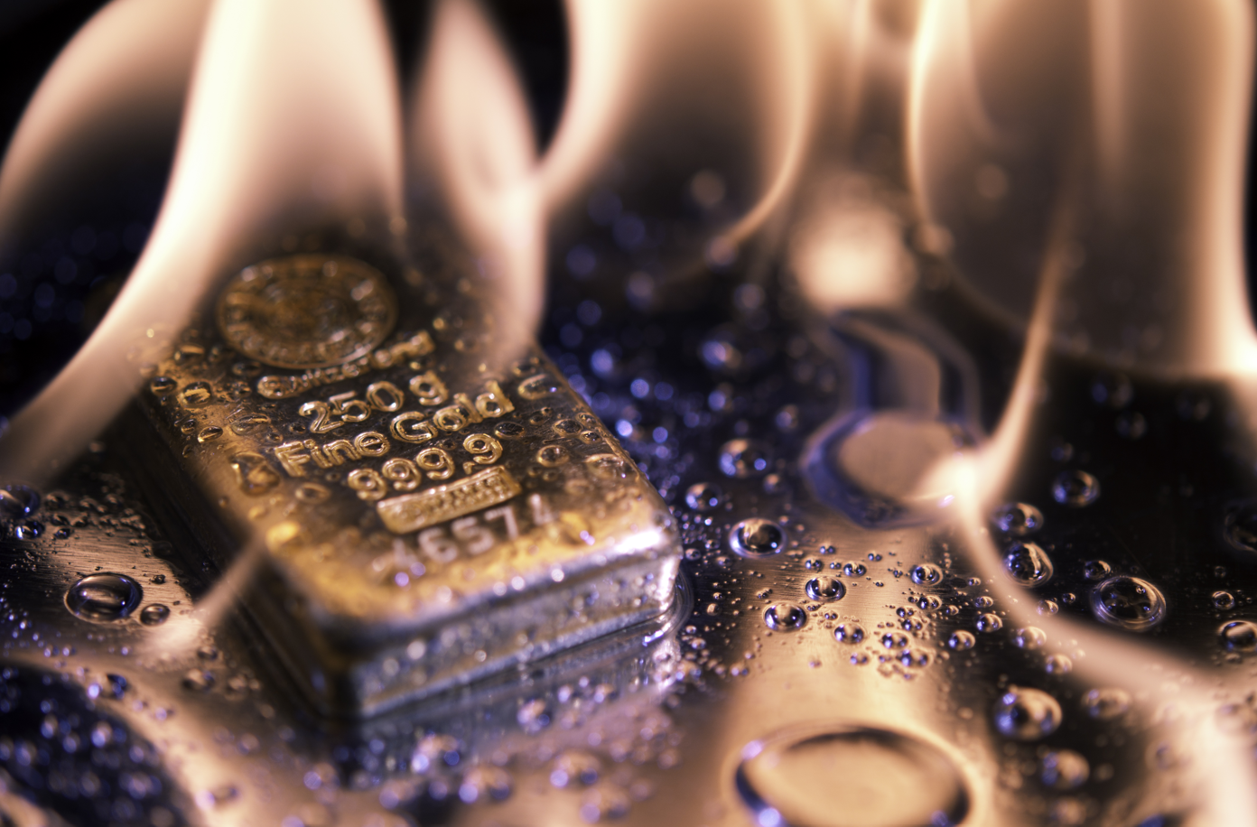 Ons altın fiyatı son dokuz haftanın en düşük seviyesinden toparlıyor