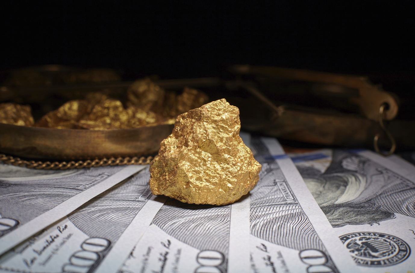 Altın fiyatları, jeopolitik riskler ve ABD dolar endeksinin geri çekilmesiyle destek görüyor